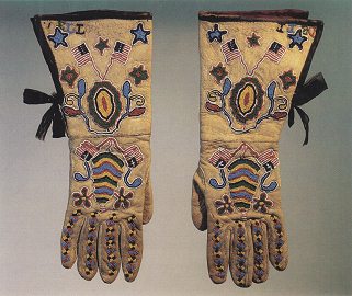 Lederhandschuhe mit Perlenstickerei der
                          Sant�e-Dakota-Prim�rnation