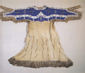Frauenkleid mit Perlenstickerei in Blau
                          und Weiss, Prim�rnation der Rosebud-Sioux