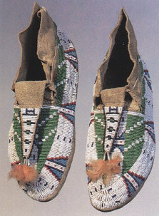 Mokassins der Cheyenne-Prim�rnation mit
                          Perlenstickerei