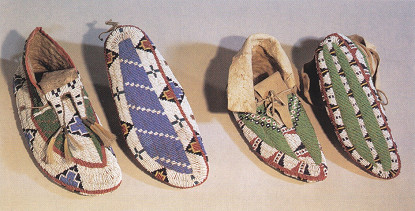 Totenmokassins mit Perlenstickerei auch
                          an den Sohlen, Sioux-Prim�rnation