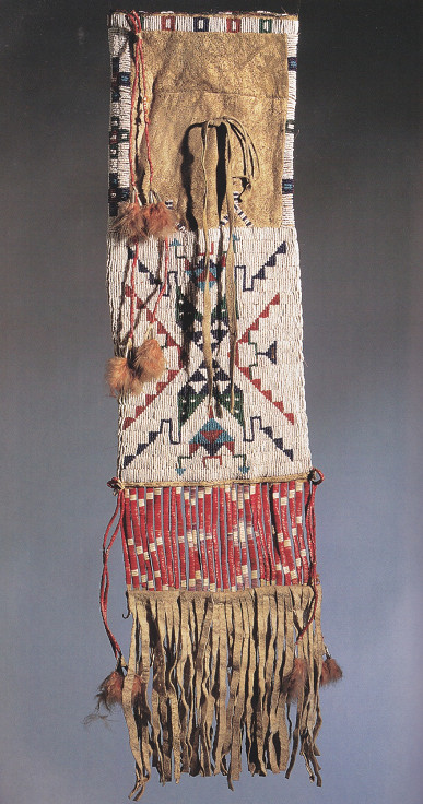 Pfeifenbeutel mit Perlenstickerei der
                        Oglala-Prim�rnation