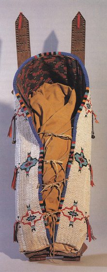 Kindertrage mit Perlenstickerei der
                            Cheyenne-Prim�rnation