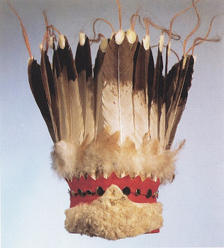Haube mit aufrechtem Federkranz der
              Blackfoot-Prim�rnation