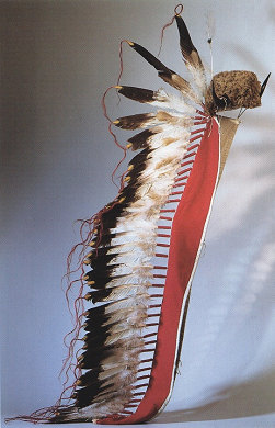 H�rnerhaube mit Federschleppe der
                          Oglala-Prim�rnation