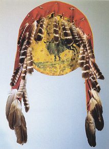Zeremonialschild mit Federn der
                          Blackfoot-Prim�rnation