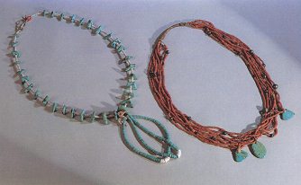 Collares de los nativos Navajo con
                          piedras turquesas y de los nativos Pueblo de
                          Santo Domingo con perlas de coral (foto 8)