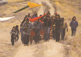 Eine
Lakota-Gruppe auf dem Sternmarsch zum Wounded Knee
27.2.1983 Eine Lakota-Gruppe auf dem
Sternmarsch zum Wounded Knee 27.2.1983