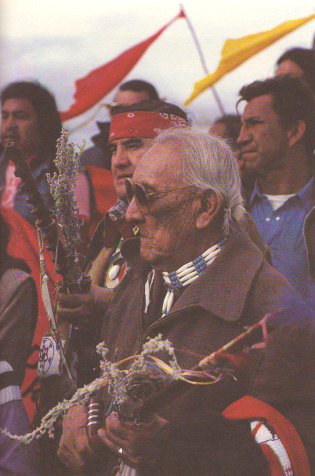 Frank Fools Crow am
Wounded Knee, Führer der Lakota, 27.2.1983 Frank Fools Crow am Wounded Knee,
Führer der Lakota, 27.2.1983
