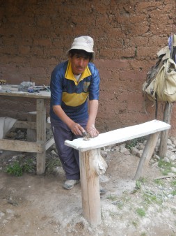 Die Kunsthandwerkwerkstatt von Cusco
                    Sacsayhuamn: Steinschnitzer beim Bearbeiten