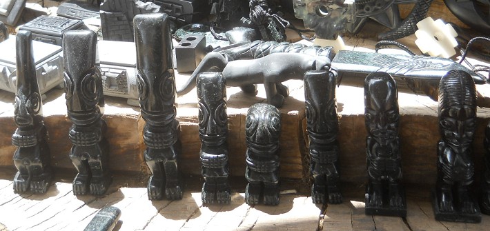 Handicraft workshop in Cusco Sacsayhuamn:
                    black figurines of persons 02, seem to be
                    extraterrestrials: they were godS, zoom