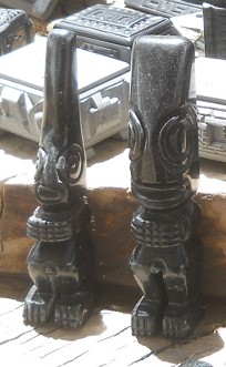 Handicraft
                    workshop in Cusco Sacsayhuamn: black figurines of
                    persons 02: two extraterrestrials: they were godS