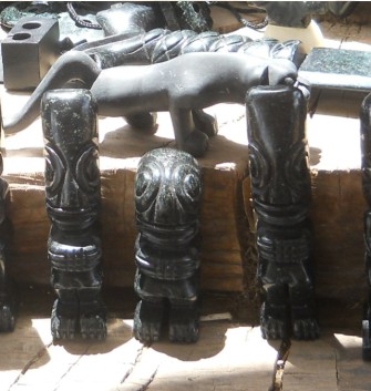 Taller
              en Cusco Sacsayhuamn: figurinas negras 02, parecen tres
              extraterrestres: fueron diosES