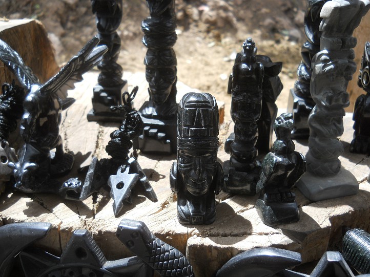 Taller en Cusco Sacsayhuamn:
                    figurinas negras 03, con guilas, en el centro
                    parece un extraterrestre: fueron diosES