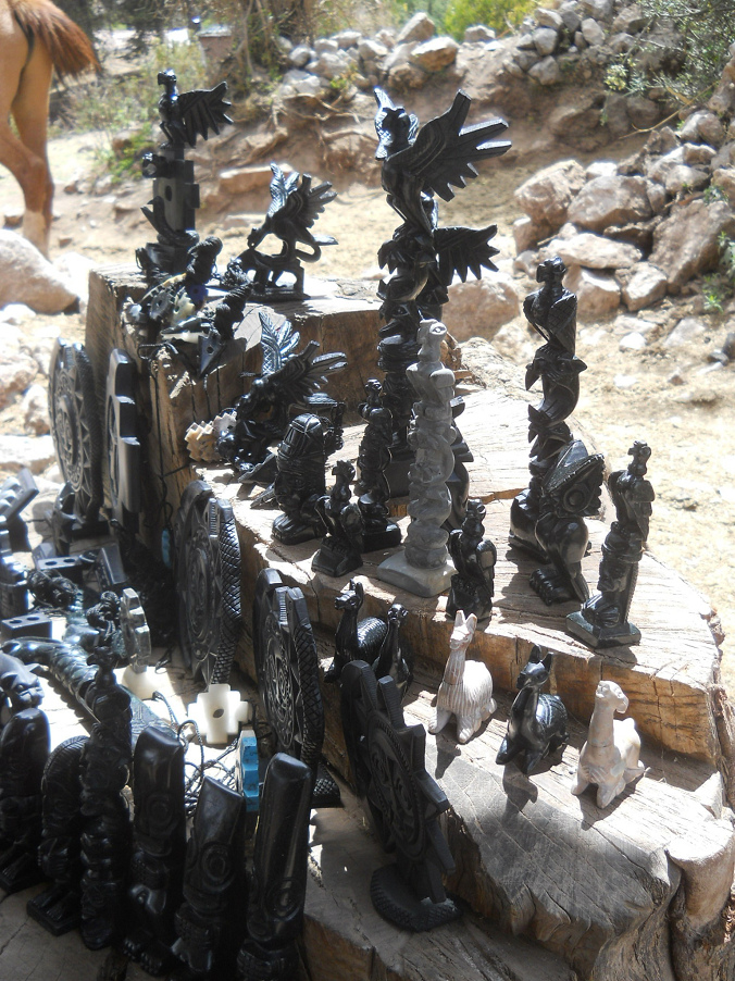 Kunsthandwerkwerkstatt in Cusco Sacsayhuamn:
                    Schwarze Figuren 04 - und einige weisse Figuren