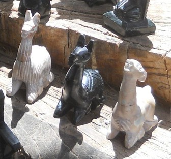Die Kunsthandwerkwerkstatt von
              Cusco Sacsayhuamn: Drei sitzende Lamas