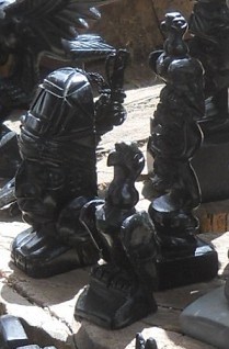 Kunsthandwerkwerkstatt in Cusco Sacsayhuamn:
                    Schwarze Figuren 04 mit einigen weissen: Ein
                    Ausserirdischer: Es waren GTTER - und zwei Adler