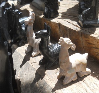 Handicraft workshop in Cusco
                    Sacsayhuamn: black figurines 02 with two whites: 3
                    sitting lamas, lateral view