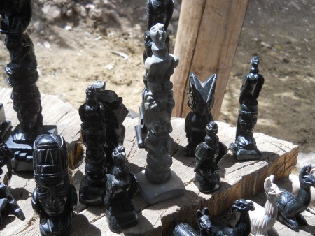 Taller en Cusco Sacsayhuamn, figurinas
                    negras 06 con una gris