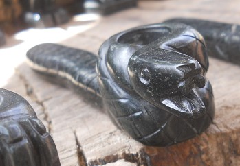 Kunsthandwerkwerkstatt in Cusco Sacsayhuamn,
                    schwarze Pfeife mit einer Schlange