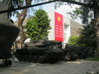 T�dliche NATO-Spielzeuge:
                              Panzerfahrzeuge im Innenhof des
                              Kriegsmuseums von Saigon (Ho Chi Minh
                              City)