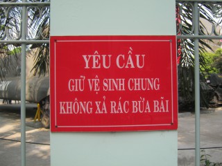 Texttafel am Gitterzaun des
                                  Museums (vietnamesisch)