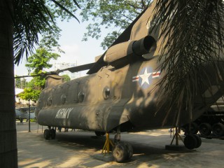 Da
                                  steht im Innenhof ein NATO-Spielzeug
                                  herum, ein "US"-Helikopter