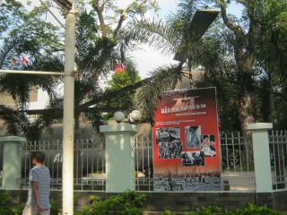 Plakat am
                                  Zaun mit Agent-Orange-Opfern 01