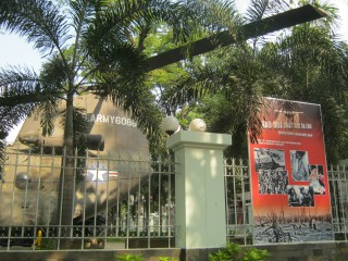 Plakat am
                              Zaun mit Agent-Orange-Opfern 03