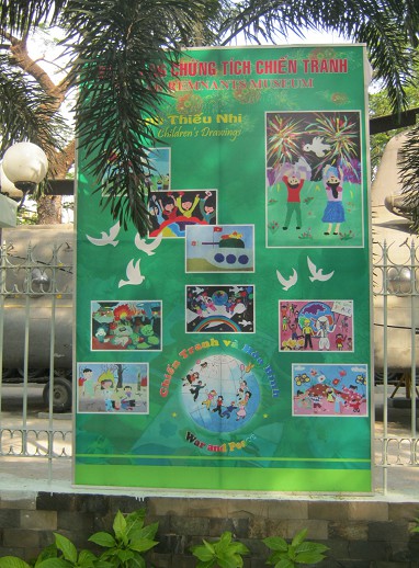 Kriegsmuseum in Saigon (Ho
                                      Chi Minh City) in S�dvietnam:
                                      Plakat mit Kinderzeichnungen �ber
                                      Krieg und Frieden
