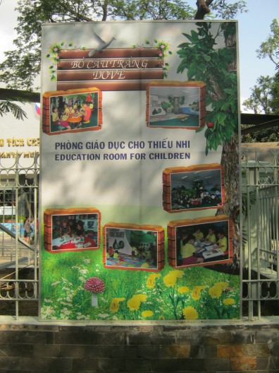 Plakat: Kinder
                              zeichnen Friedenstauben