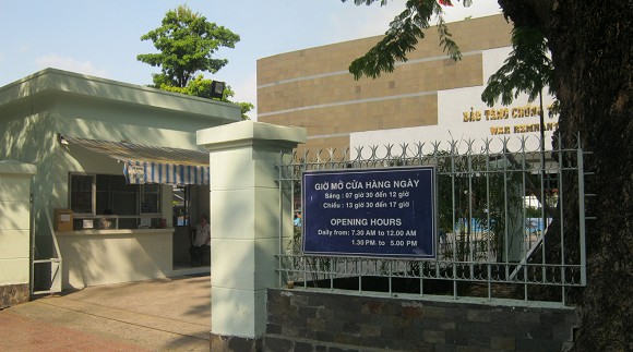 Der Eingang zum
                                  Kriegsmuseum in Saigon (Ho Chi Minh
                                  City) mit den �ffnungszeiten