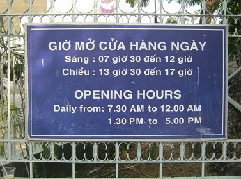 Das Schild mit den
                                  �ffnungszeiten des Kriegsmuseums in
                                  Saigon (Ho Chi Minh City) in
                                  S�dvietnam