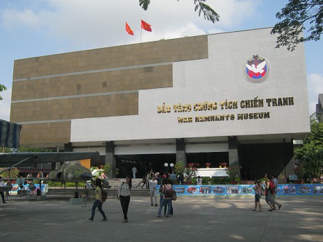 Das
                                              Kriegsmuseum von Saigon
                                              (Ho Chi Minh City) in
                                              S�dvietnam, die Fassade
                                              mit dem Eingangsbereich