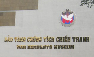 Das
                                  Kriegsmuseums von Saigon (Ho Chi Minh
                                  City - HCMC): Der Schriftzug und das
                                  Logo mit fallenden Bomben und
                                  Friedenstaube