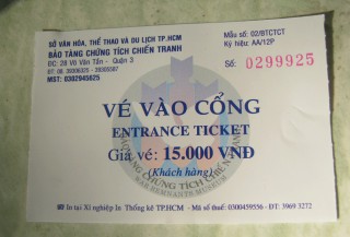 Der
                                    Eintritt kostete 2013 15.000 Dong,
                                    auf dem Ticket ist wieder das Logo
                                    mit fallenden Boben und
                                    Friedenstaube zu sehen