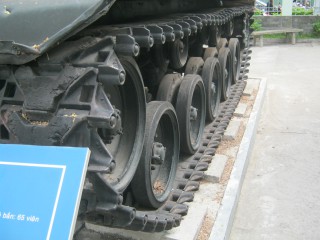 NATO-Panzer M41, Panzerketten und
                                  Laufwerke 01 Sicht von vorn