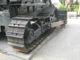 NATO-Bulldozer D7E,
                              Bulldozerketten und Laufwerke