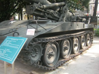 NATO-Selbstfahrhaubitze M107 mit
                              175mm, Ketten und Laufwerke