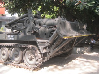 NATO-Selbstfahrhaubitze
                              M107 mit 175mm, das Heck ist mit
                              Bulldozerschaufel ausger�stet