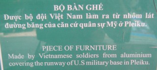 NATO-Aluminiumm�bel in der
                              "US"-NATO-Basis von Pleiku,
                              Text