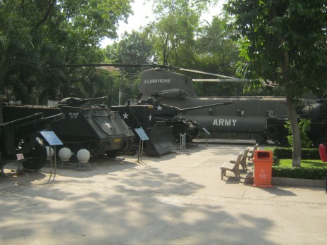 Panzer und Helikopter gruppiert