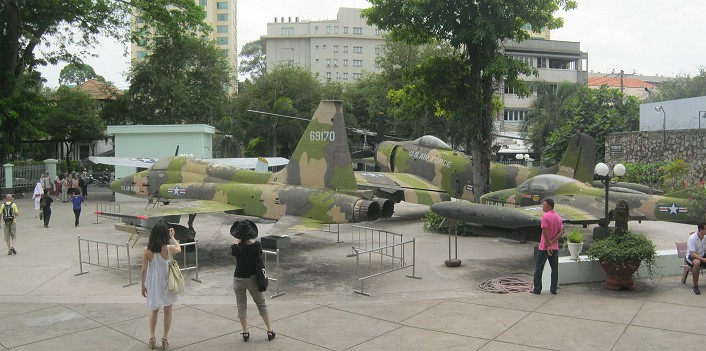 NATO-Kampfjet
                              F5A etc. im Innenhof des Kriegsmuseums von
                              Saigon (Ho Chi Minh City), Panoramafoto