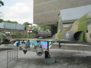 NATO-Kampfjet
                              F5A, eine Nahaufnahme eines Fl�gels mit
                              den Abschussvorrichtungen