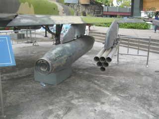 NATO-Kampfjet F5A, eine
                                  Nahaufnahme eines Fl�gels mit den
                                  Abschussvorrichtungen