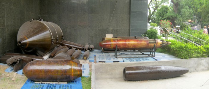 NATO-Bombenpanorama
                              mit der Streubombe CBU55