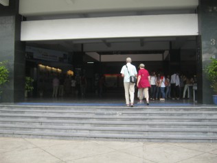 Der Eingang des Kriegsmuseums in
                              Vietnam