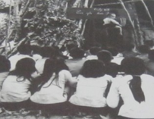 Kinder im
                              Vietnamkrieg: Schule muss unter freiem
                              Himmel stattfinden, weil die kriminelle
                              NATO vor allem Schulen bombardiert hat