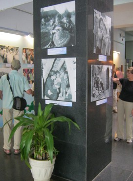 Sonderausstellung
                                  "Kinder im Vietnamkrieg":
                                  S�ule mit Fotogalerie