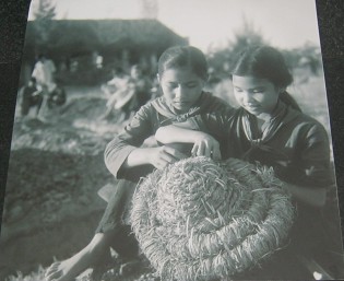 Kinder im
                                      Vietnamkrieg: M�dchen lernen,
                                      Strohh�te zu flechten: Kinder von
                                      der Mittelschule Huu Loan in Vinh
                                      Tuong (Vinh Phuc) lernen, wie man
                                      Strohh�te flechtet