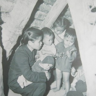 Kinder im
                              Vietnamkrieg: Kinder in einem Bunker in
                              A-Form: Kinder von Ly Ninh (Quang Binh)
                              wurden w�hrend der Evakuierung im
                              A-f�rmigen Bunker in Sicherheit gebracht.